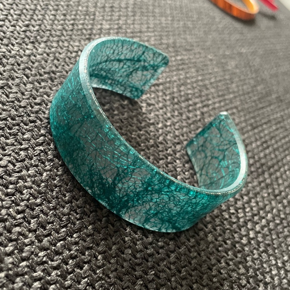 Color by Amber Cuff Silk Cocoon Interlayer